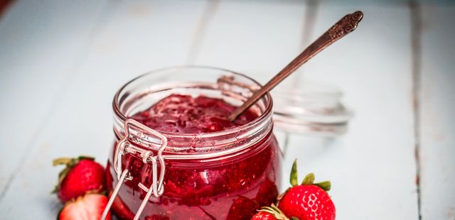 Você nunca mais vai comprar geleia de morango após fazer esta receita em casa