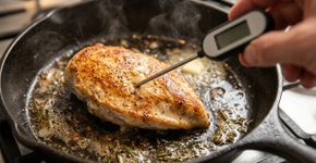 Lavar o frango cru antes de temperar pode parecer uma etapa extra de higiene, mas na Austrália a orientação é justamente o contrário: a água pode espalhar microrganismos pela pia, bancada e utensílios