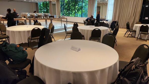 Os ambientes contam com tecnologia integrada, infraestrutura para eventos híbridos e diferentes configuraçõe