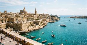 A ilha mediterrânea da moda: uma cidade murada declarada Patrimônio Mundial e águas cristalinas entre rochas