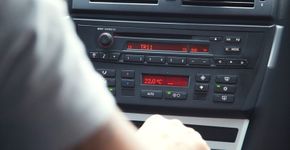 Rádio de Salvador lê mensagens de texto para motoristas