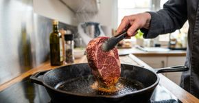 Os chefs concordam: “Para fazer um filé grelhado perfeito, não unte a frigideira, é melhor untar a carne com o óleo.”