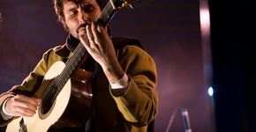 Instrumentos tradicionais integram show de Fabio Barros no Sesc Consolação
