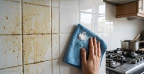 A gordura deixou os azulejos da cozinha opacos? Bicarbonato pode ajudar em uma limpeza mais pesada
