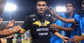 Com câncer, jogador abandona carreira e emociona narrador em jogo