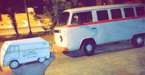 Projeto social realiza doações em uma Kombi para moradores de rua