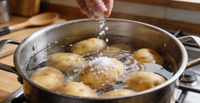 isso deve sempre ir na água junto com as batatas
