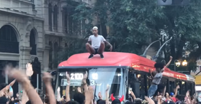 Garoto sobe em ônibus em bloquinho de SP e viraliza na web