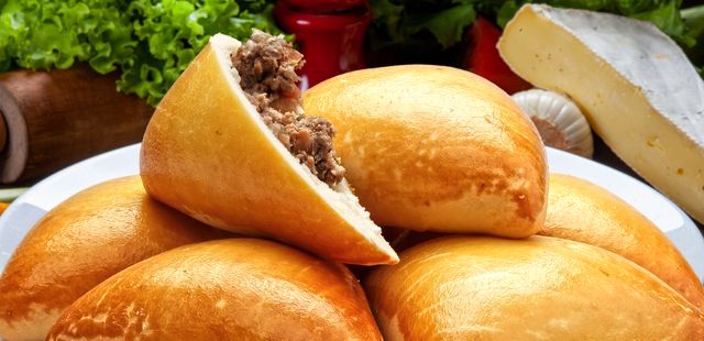 Esfiha de carne para comer de joelhos