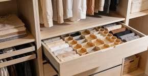 O macete para organizar o guarda roupa e ganhar o dobro de espaço