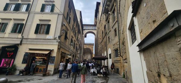 As ruas estreitas dão lugar a uma cidade onde praticamente cada praça, igreja ou palácio remete a algum capítulo da história da arte
