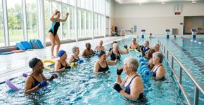 Instrutores de natação concordam: “Mulheres que desejam ter mais disposição a partir dos 60 anos precisam de treinos na água para ativar o corpo sem agredir as articulações.”