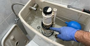 Qual a diferença entre os dois botões do vaso sanitário?