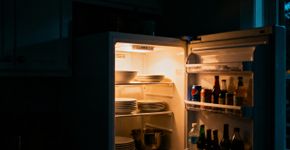 Por que sua geladeira faz mais barulho durante a madrugada