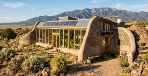 Arquiteto construiu uma casa com pneus, latas e garrafas de vidro: tubos subterrâneos ajudam a manter a temperatura entre 20 °C e 24 °C sem ar-condicionado
