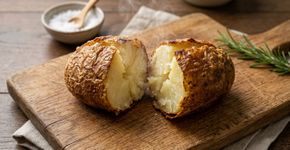 Batata assada mais crocante: em vez de levá-la crua direto ao forno, cozinheiros fervem os pedaços antes e deixam a superfície irregular para criar uma casquinha mais espessa