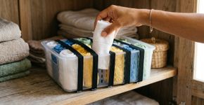 Passe 2 elásticos em um cesto: o truque cria divisórias ajustáveis para organizar toalhas e pequenos itens