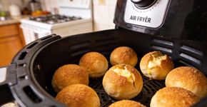 O pão de queijo não é mais feito no forno tradicional. O novo método na air fryer é muito mais prático