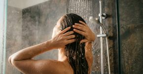 Os especialistas em cabelo concordam que a temperatura da água merece atenção: por que banhos muito quentes podem aumentar o ressecamento dos fios e do couro cabeludo