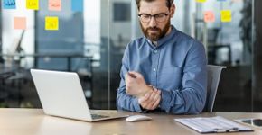 Dor persistente no trabalho pode indicar LER/DORT: veja como se proteger