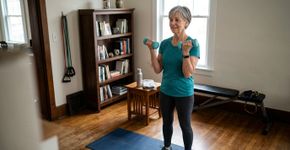 As treinadoras concordam: “Para ganhar massa muscular nos braços aos 60, não se trata de fazer 100 exercícios em um só dia, mas sim de ser constante. Lembre-se: a perda de músculo não é ‘normal’, é consequência de não estimulá-lo corretamente.”