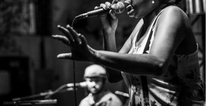 Bernadete lança minibiografia com roda de samba no Boteco da Dona Tati