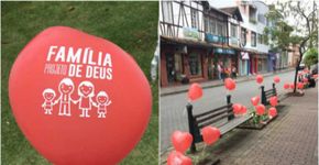 Ação em Blumenau espalha balões em prol da família e gera revolta