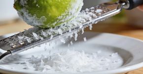 O truque de congelar o limão facilita sua vida na cozinha todo dia