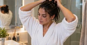 Prender o cabelo ainda molhado parece economizar tempo, mas o hábito pode explicar fios quebrados, couro cabeludo irritado e cheiro difícil de eliminar
