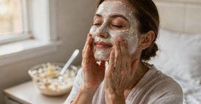Máscara facial calmante feita com ingredientes da cozinha