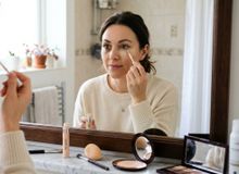 Featured side: O que fazer quando aparecem manchas escuras ao redor dos olhos: as melhores técnicas de maquiagem e tratamentos