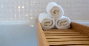 Toalhas brancas como de hotel: aprenda o método simples