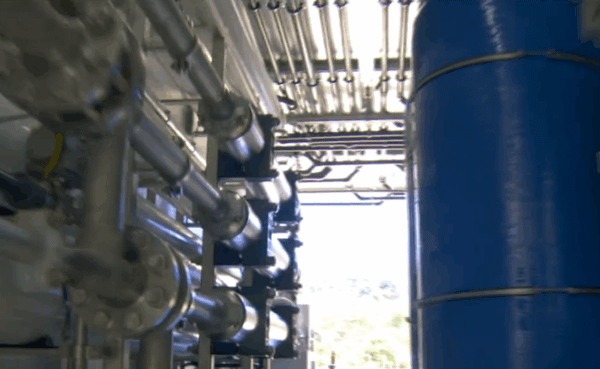 O Sistema de Tratamento da AST cabe dentro de um contêiner e aplica no chorume um processo chamado Osmose Inversa. (Crédito: reprodução TV Globo)