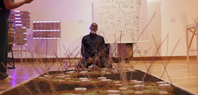 Exposição ‘Assento o futuro em preta luminância’
