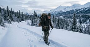“A gente usa a carne, a pele e os ossos”: Homens da Montanha mostram como uma caça vira recurso completo para sobreviver no frio