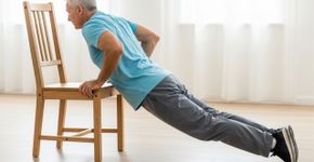 Exercícios físicos na cadeira para braços tonificados a partir dos 55 anos