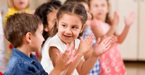 Como as escolas usam a brincadeira em grupo para ensinar?