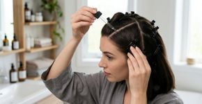 Se queremos fortalecer o cabelo desde a raiz, aplicar diretamente no couro cabeludo o tônico com cafeína pode complementar a rotina