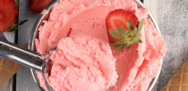 Sorvete de morango caseiro fácil de fazer e delicioso