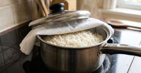 Não sirva o arroz assim que desligar o fogo: na cozinha turca, um pano entre a panela e a tampa ajuda a retirar o excesso de umidade e deixa os grãos mais soltinhos depois de alguns minutos