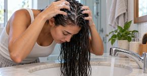 O shampoo deve priorizar o couro cabeludo, enquanto o comprimento recebe a espuma que escorre, evitando atrito desnecessário nas pontas