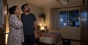 Casal percebeu uma mancha pequena no teto do quarto sempre que chovia, colocou um balde durante meses e só entendeu o tamanho do problema quando parte do forro cedeu