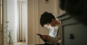 Uso excessivo de celular pode causar falsa miopia