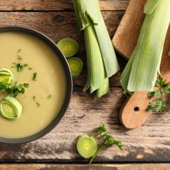 Featured mobile: Caldo de mandioca com alho-poró: cremoso, saboroso e perfeito para aquecer os dias frios