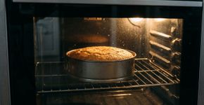 Provar a massa crua do bolo parece arriscado apenas por causa dos ovos, mas há outro ingrediente que merece atenção: a FDA alerta que a farinha também é um alimento cru e pode carregar bactérias