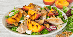 Pêssego grelhado com frango, nozes e folhas verdes: aprenda a fazer essa salada rica em proteínas para o jantar