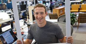 Um detalhe nesta foto de Mark Zuckerberg está chamando a atenção