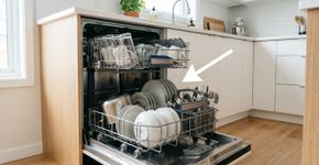 Antes de colocar os pratos na máquina, resista à vontade de enxaguá-los na torneira: autoridades da Alemanha recomendam apenas retirar os restos, completar a carga e escolher o programa ECO para gastar menos água e energia