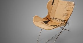 Cadeira de papelão junta forma e funcionalidade