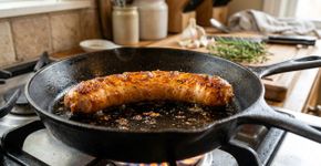 A gordura escorre da linguiça sozinha: um truque simples para grelhar sem estourar e sem deixar a frigideira encharcada de gordura